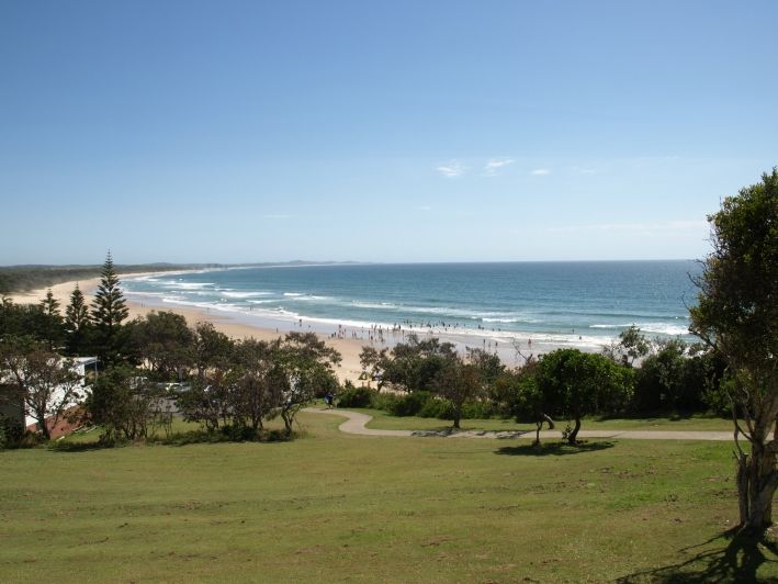 File:Rainbow Beach at Bonny Hills.jpg