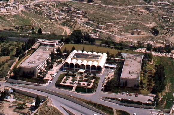 File:7 Arches hotel.jpg