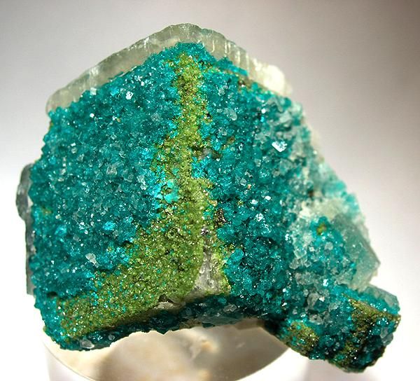 File:Dioptase-Duftite-Calcite-23224.jpg