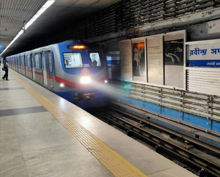 File:Kolkata Metro at Ravindra Sadan station.jpg