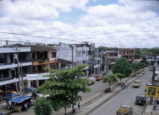 File:LagoAgrioStreet.jpg