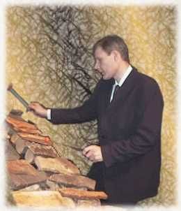 File:Páll Guðmundsson og steinharpa.jpg