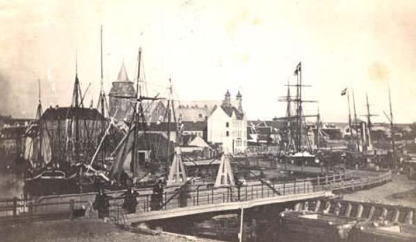 File:Svingbroen ved havnen.jpg