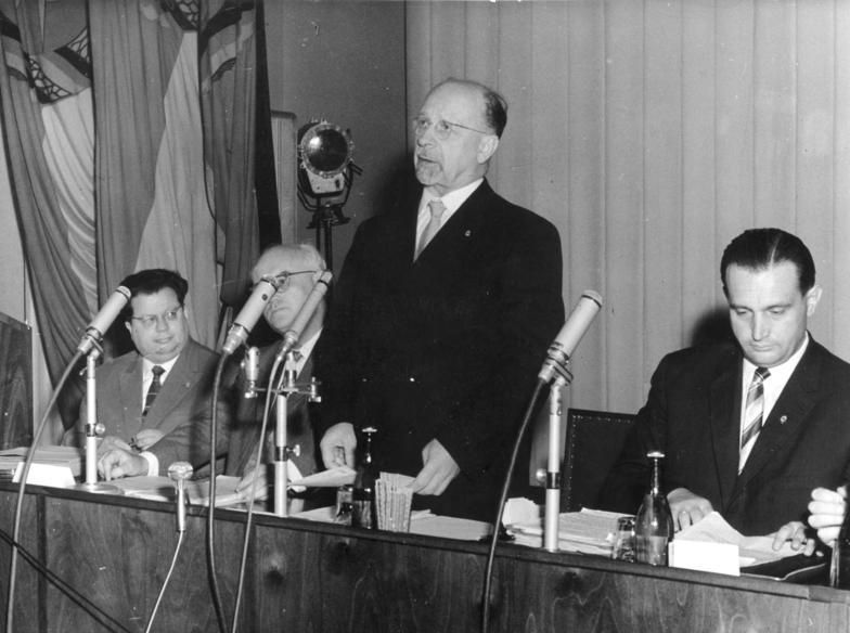 File:Bundesarchiv Bild 183-83911-0002, Berlin, Pressekonferenz Ulbricht.jpg