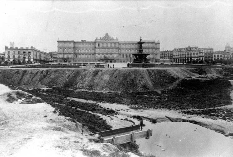 File:Casa Rosada fuente 1920 Plaza Colón.jpg