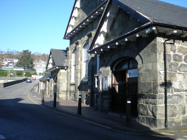 File:Dolgellau Courthouse. - geograph.org.uk - 329747.jpg