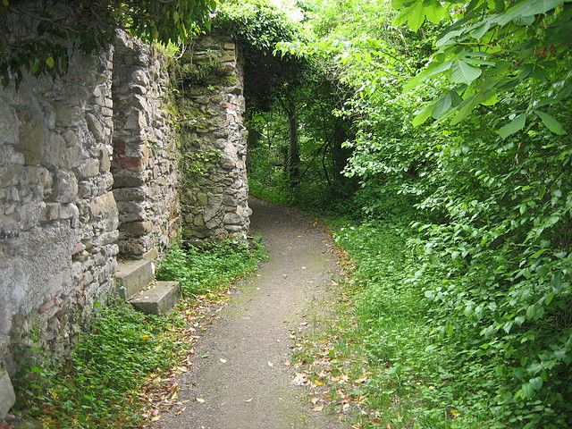 File:Feichsengasserl mit alter Ringmauer, Purgstall.jpg