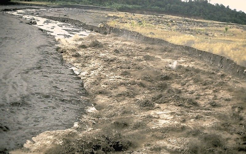 File:Hot lahar at Santiaguito.jpg