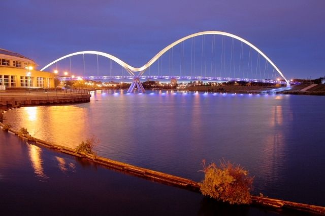 File:Infinity Footbridge - geograph.org.uk - 1493237.jpg