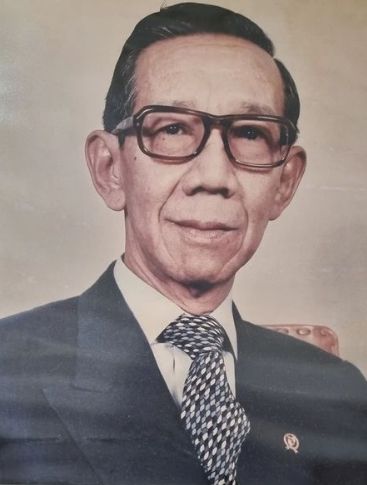 File:Soemitro Djojohadikoesoemo, Menteri Negara Riset (1973) (cropped).jpg