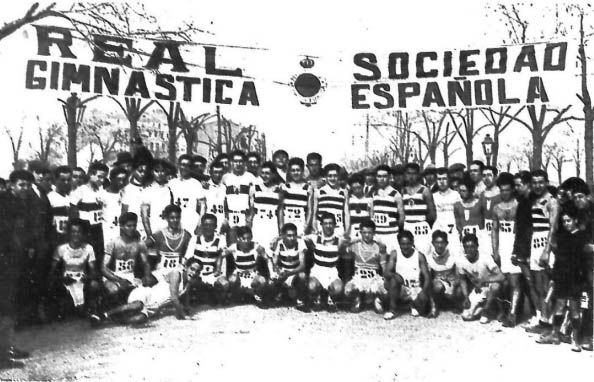 File:Atletas soc gimnastica 1926.jpg