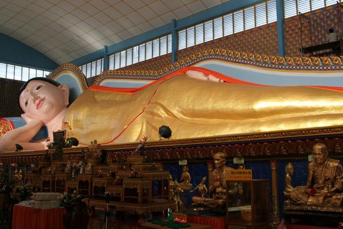 File:Bouddha couché du temple Thai de Penang.jpg