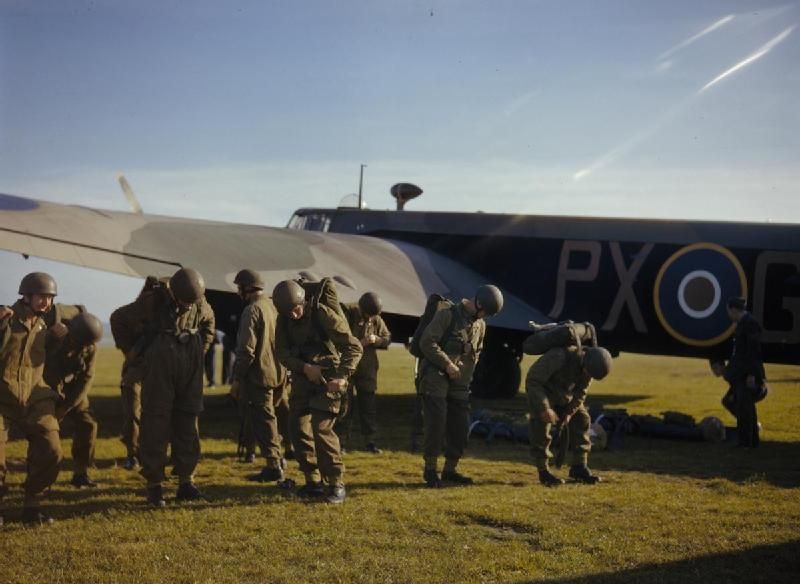 File:British parachute training 1942.jpg