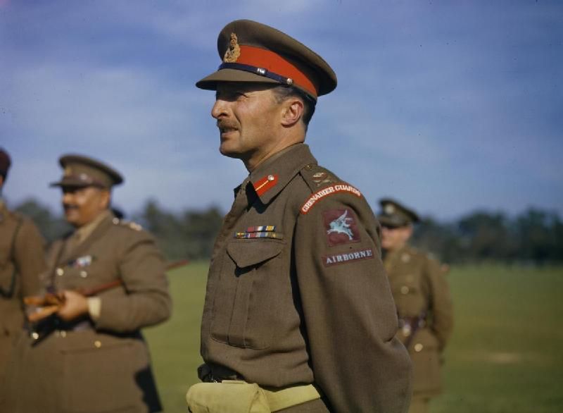 File:Browning observes paratroop training at Netheravon.jpg