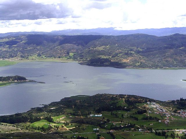 File:Represa de Tominé 1.jpg