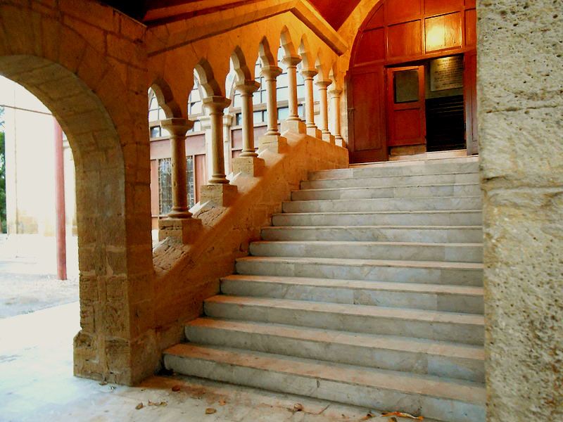 File:Stairs Of Frere Hall, Karachi.jpg