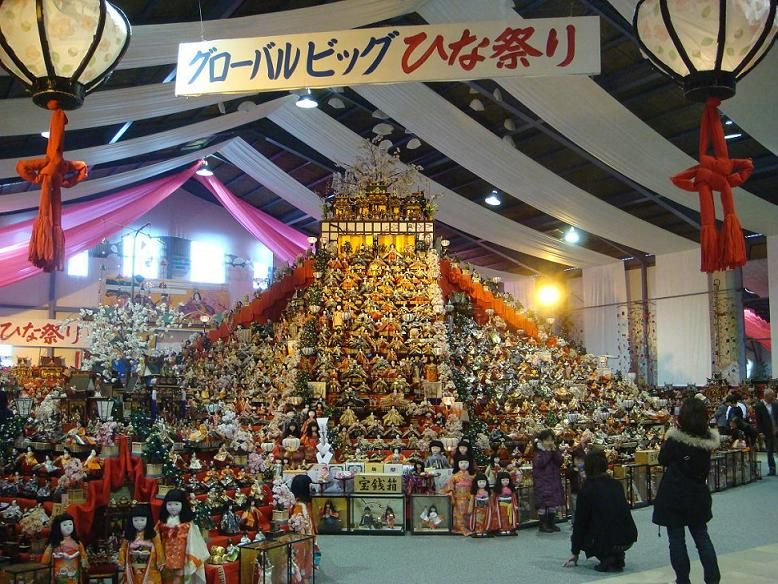 File:Big-hinamatsuri(tokushima).JPG