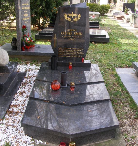 File:Otto Smik grave.jpg