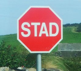 File:Stad Irish stop sign.jpg