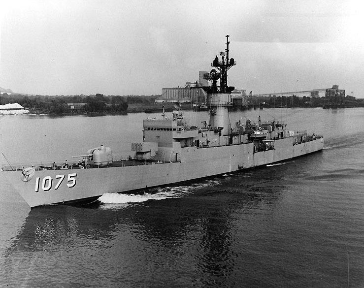 File:USS Trippe (FF-1075) off New Orleans.jpg