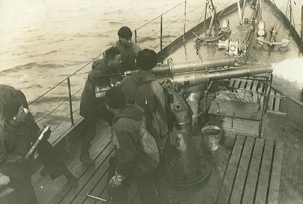 File:3-inch 23-caliber gun aboard USS SC-291.jpg