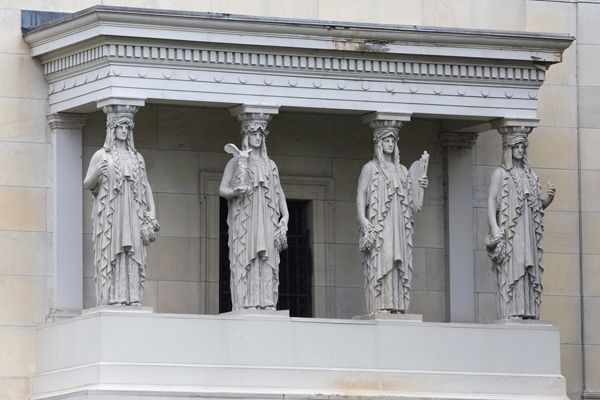 File:Albright-Knox Art Gallery Statues.jpg