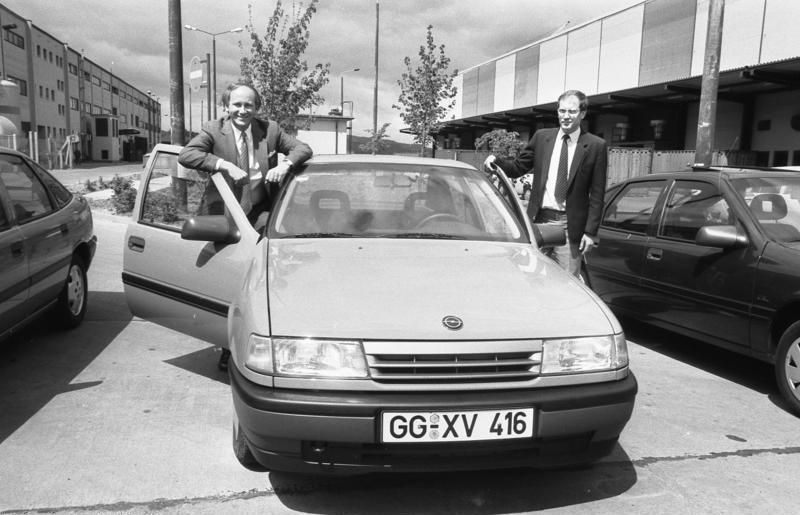 File:Bundesarchiv Bild 183-1990-0525-19, Opel "Vectra".jpg