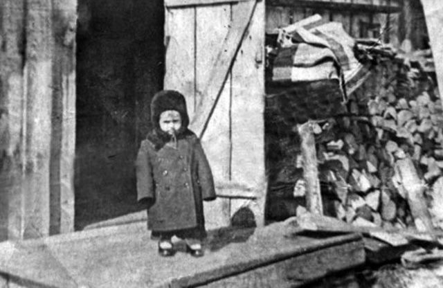 File:Crimean Tatar child on a special settlement.jpg