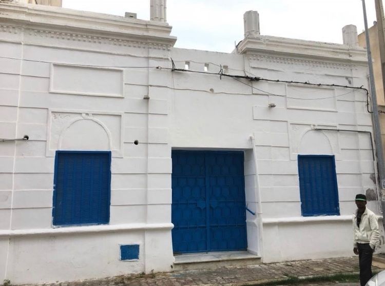 File:Facade Synagogue Goulette.jpg