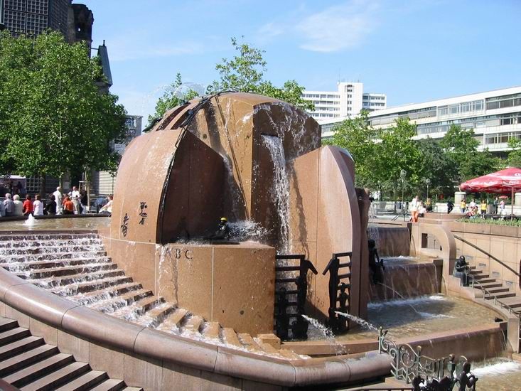 File:Joachim Schmettau, Erdkugelbrunnen aka Weltkugelbrunnen.jpg