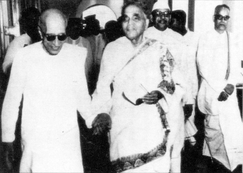 File:Rajaji with Tanguturi Prakasam.png