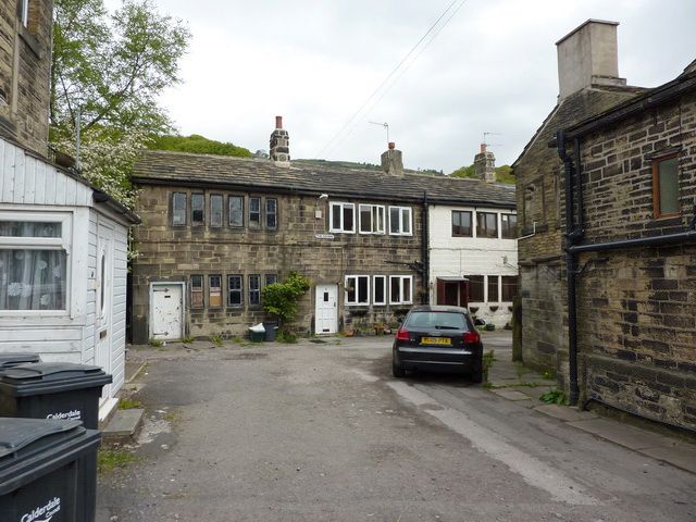 File:The Square, Mytholmroyd.jpg