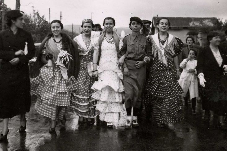 File:Baracaldo, girls celebrate.jpg