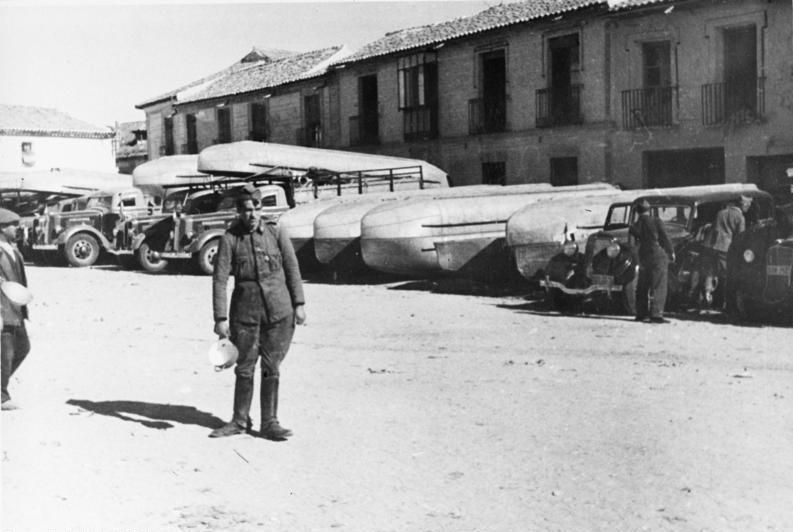 File:Bundesarchiv Bild 183-P0221-511, Spanien, Pontons für Brückenbau.jpg