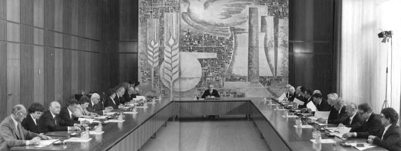 File:Bundesarchiv Bild 183-Z0624-038, Berlin, DDR-Staatsratsitzung.jpg