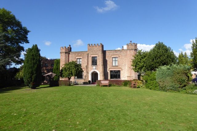 File:Crabwall Manor (geograph 5172554).jpg