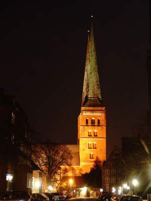 File:Dom zu luebeckbynite.jpg