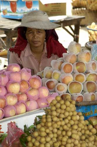 File:Neak Leoung market.jpg