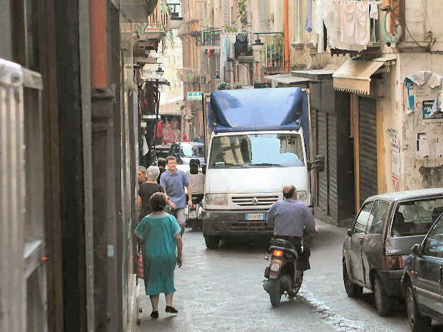 File:Spanish Quarter traffic.JPG