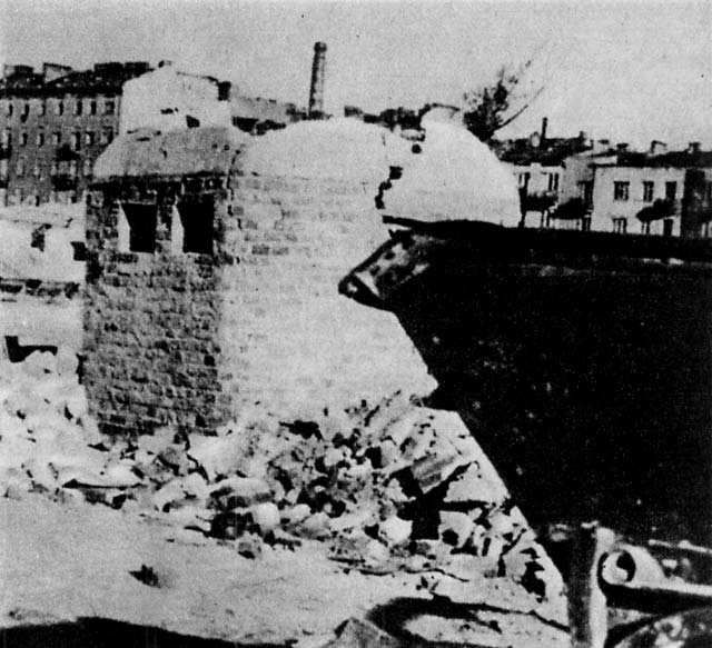 File:Warsaw Uprising - Gęsiówka Bunker.jpg