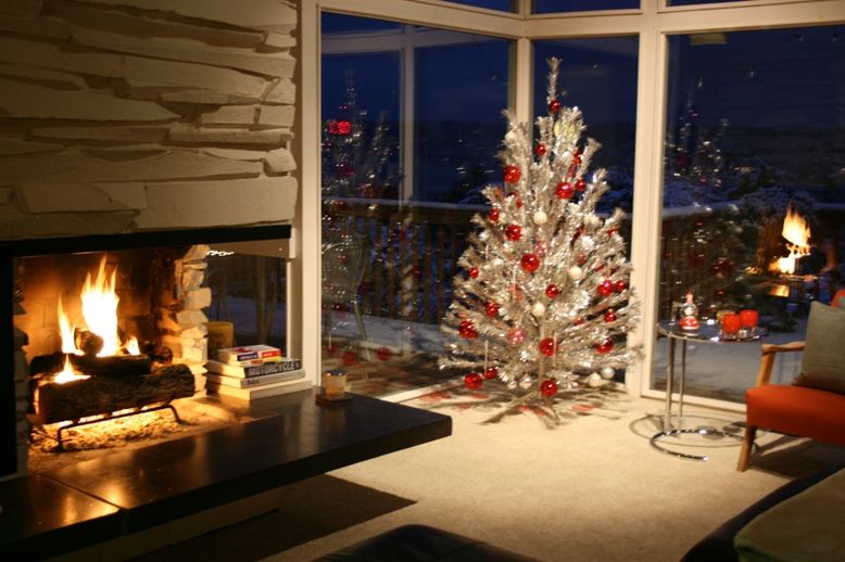 File:Aluminum christmas tree4.jpg