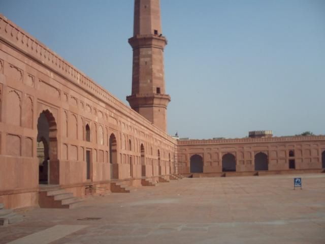 File:Courtyard of badshahi mosque.JPG