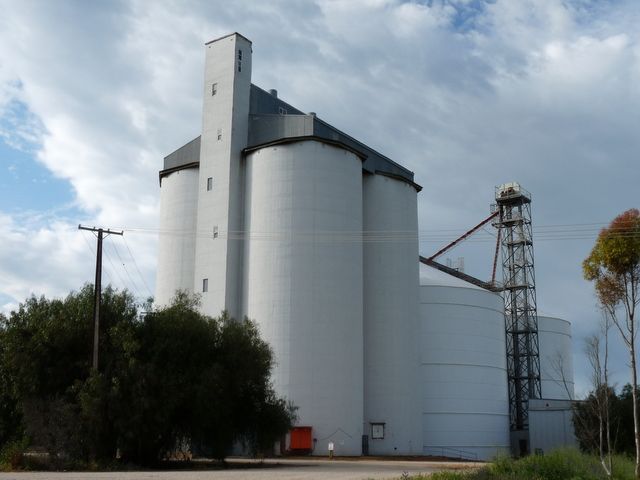 File:Farrell Flat silos.JPG