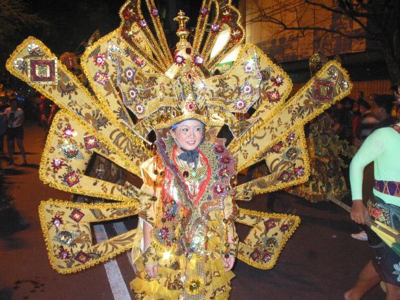 File:Karnaval Batik Solo 2011 Bennylin.jpg