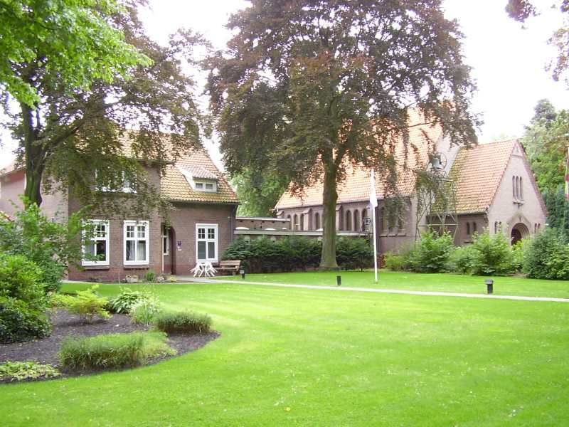 File:Kerk met-veenloopcentrum in Weiteveen.jpg