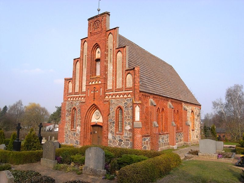 File:Kirche in Warnow.jpg