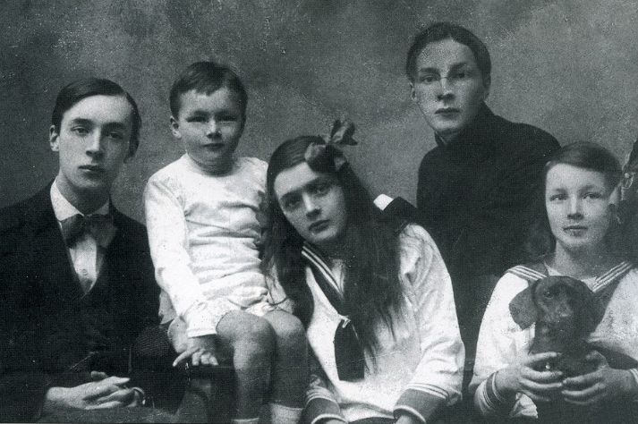 File:Nabokovs - vladimir, kirill, olga, sergey, elena.jpg