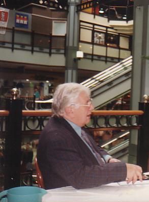 File:Peter-Ustinov-at-a-book-signing-in-Brisbane-2.JPG