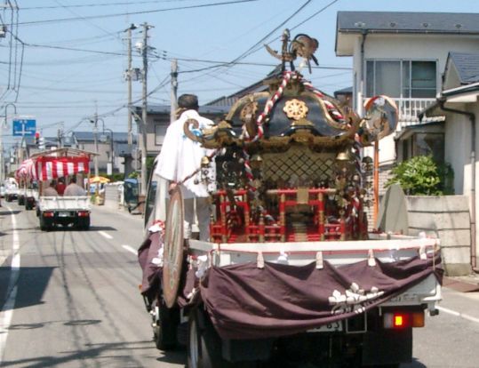 File:Tsuchi-yama-omikoshi.jpg