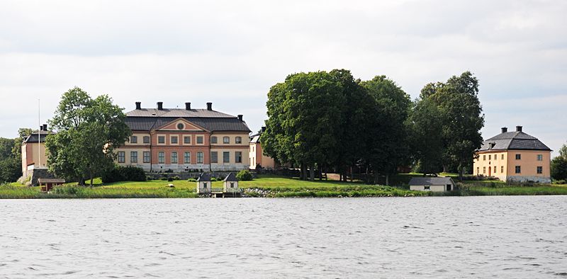 File:Åkerö slott juli 2011.jpg